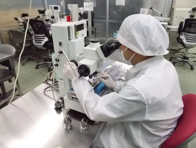 半導体検査作業風景1
